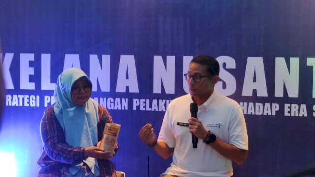 Menparekraf, Sandiaga Uno saat diskusi dengan pelaku UMKM, di Roemah Lamdoek, Makassar, Minggu (12/2/2023). Foto: Portalmedia.id/Irham