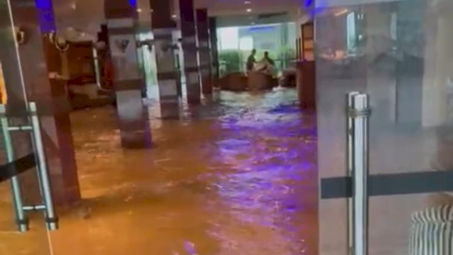 Kondisi hotel Makassar Golden Hotel (MGH) yang disapu banjir, Senin (13/2/2023)/ist