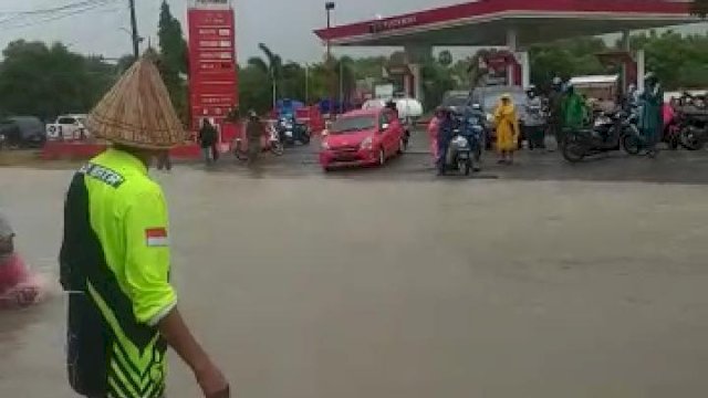 Ruas jalan poros Makassar-Jeneponto tepatnya di Paccelanga, Kecamatan Bangkala tergenang air setinggi betis orang dewasa. (Portal Media/Akbar Razak).