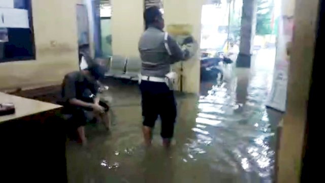 Luapan air yang merendam Mapolsek Rappocini setinggi betis orang dewasa (ist)