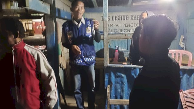  Polisi saat melakukan penangkapan terhadap petugas retribusi Dishub usai melakukan penikaman terhadap supir truk asal Sidrap (ist)