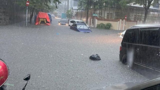 Hujan lebat yang terjadi di Kota Makassar sejak Senin (13/2/2022) dini hari tadi. Foto: ist