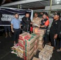 Perumda Air Minum Kota Makassar Serahkan Bantuan Banjir di Kelurahan Balang Baru