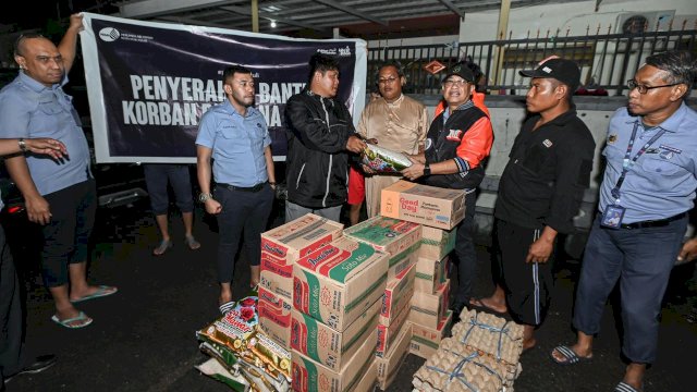 Direksi Perumda Kota Makassar menyerahkan bantuan pada korban banjir di Kelurahan Balang Baru Kec. Tamalate, Senin (13/2/2023).  