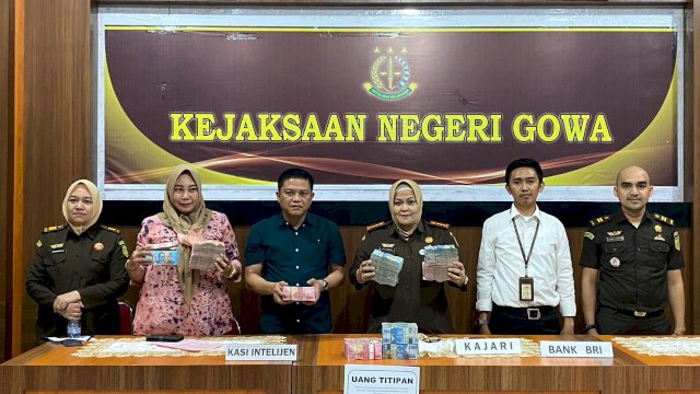 Kejari Gowa menerima pengembalian uang kerugian negara dalam kasus Korupsi pengadaan Truk sampah. Foto: Ist