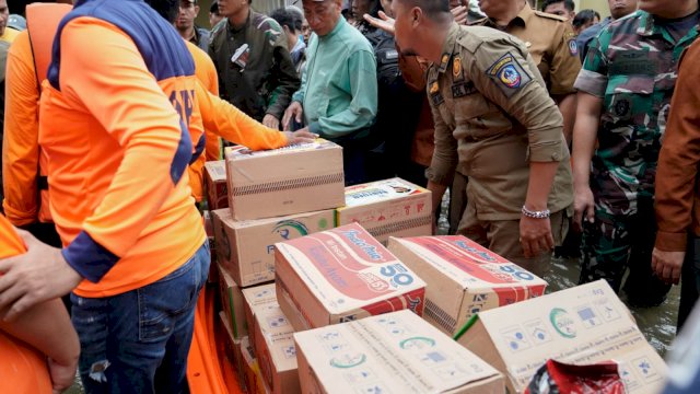 Distribusi bantuan Pemprov Sulsel kepada warga korban banjir di Makassar/Ist