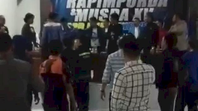 : Rapimpurda dan Musda ke-15 DPD KNPI Kabupaten Jeneponto, Sulawesi Selatan, yang berlangsung di Gedung Sipitangari, Senin (13/2/2023) malam ini, nyaris ricuh. (Akbar Razak/portalmedia).
