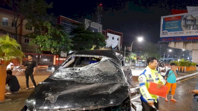 Kondisi kendaraan roda empat yang dikemudikan pelajar asal Gowa yang mengalami kecelakaan tunggal di Jalan A P Pettarani, Makassar (ist)