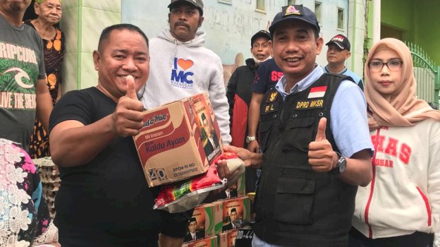 Ketua DPRD Makassar, Rudianto Lallo saat menyerahkan bantuan kepada korban banjir di Makassar/IST