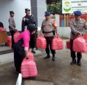 Bantu Pengungsi Terdampak Banjir, Brimob Polda Sulsel Turunkan Bhayangkari Masak di Dapur Umum