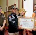 Dukung Pelestarian Bahasa Daerah Melalui Kebijakan, Gubernur Andi Sudirman Raih Penghargaan  