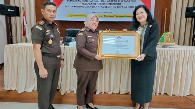 Lembaga Perlindungan Saksi dan Korban (LPSK) memberikan penghargaan dan apresiasi kepada Kejaksaan Negeri kabupaten Jeneponto, Sulawesi Selatan, dalam mewujudkan hak atas restitusi kepada korban pelecehan seksual. (IST).
