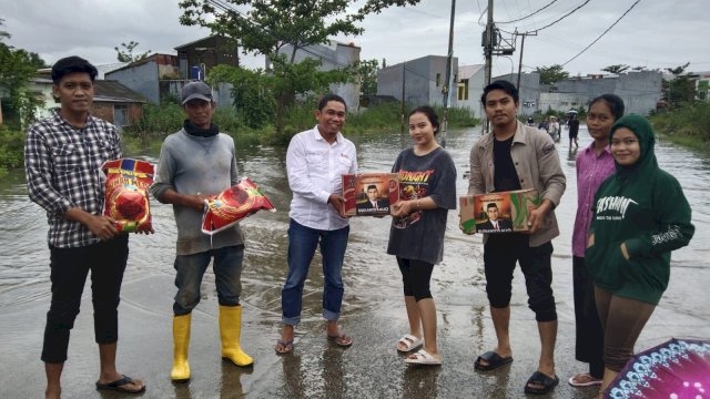 Ketua YARI Sukarno Lallo bersama jajaran pengurus lainnya menyerahkan bantuan kepada korban banjir di Makassar/Ist