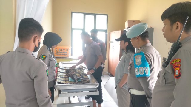 Jasad sang bayi malang saat dibawa petugas di ruang instalasi Forensik Dokpol Biddokkes Polda Sulsel. Foto: ist