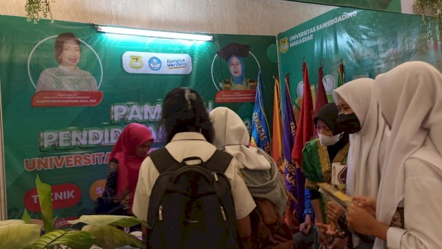 Sejumlah pelajar saat berkunjung di stand booth pameran milik Unsa Makassar, Selasa (14/02/2023)/Portal Media/Rahma