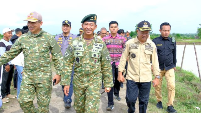 Bupati Kabupaten Jeneponto, Sulawesi Selatan (Sulsel), Iksan Iskandar saat mendampingi Panglima Divisi Infanteri 3 Kostrad, Mayjen TNI Novi Helmy Prasetya/Ist