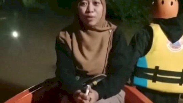 Salah satu potret etugas Pantarlih KPU Makassar yang menerobos hujan dan banjir. Foto: ist