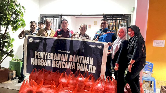 PDAM Kota Makassar Salurkan Bantuan 650 Kotak Makanan Siap Santap Kepada Pengungsi Banjir