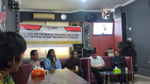 Bawaslu Makassar saat menggelar Publikasi dan Dokumentasi Penetapan Jumlah Kursi dan Penetapan Daerah Pemilihan Kota Makassar, di Jl. Toddopuli Raya, Kota Makassar, Kamis, 17 Februari 2023.(Portal Media/Irham)