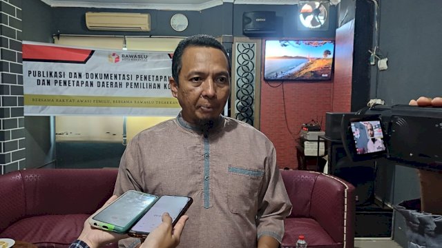 Ketua Bawaslu Makassar, Abdillah Mustari seusai kegiatan Publikasi dan Dokumentasi Penetapan Jumlah Kursi dan Penetapan Daerah Pemilihan Kota Makassar. (Portal Media/Irham)