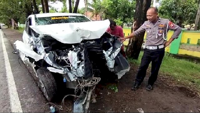 Kondisi mobil minibus Toyota Avanza 1,5 G warna putih dengan Nopol DD 1298 GP menabrak pohon besar hingga ringsek dibagian depan.