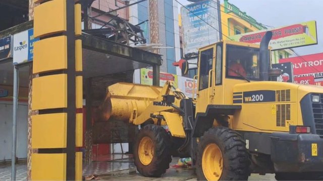 Bangunan yang hendak dibongkar Satpol PP Gowa menggunakan alat berat, pada Jumat (17/2/2023), pembongkaran ini tertunda karena sempat menimbulkan kericuhan. Foto: ist