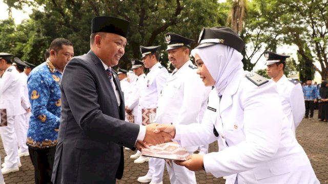 Sebanyak 15 Kepala Desa menerima Lencana Desa Mandiri dengan status Desa Mandiri dari 8 Kecamatan di Kabupaten Bantaeng, yang disematkan langsung oleh Bupati Bantaeng. Foto: ist