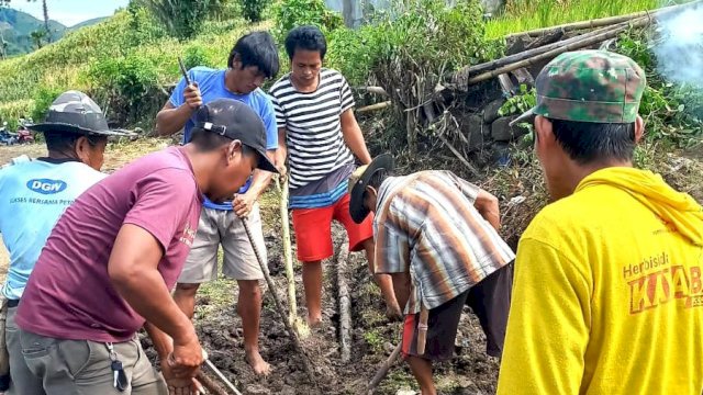 Puluhan Warga Desa Kareloe, Kecamatan Bontoramba, Jeneponto, Sulsel, bergotong royong perbaiki jalan rusak, Jumat (17/2/2023). Foto: ist