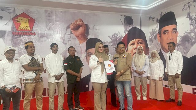 Penyerahan Surat Keputusan (SK) oleh Sekertari DPD Gerindra Sulsel, A Darmawansyah Muin kepada Vonny Ameliani di Kantor Badan Pemenangan Presiden Prabowo Subianto, Jalan Haji Bau kota Makassar, Jumat (17/2/2023). (IST/Akbar).