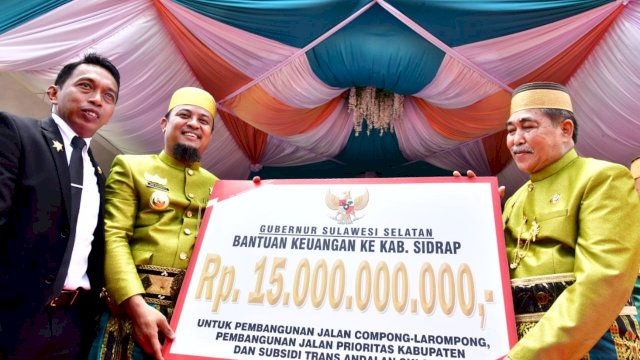Gubernur Sulsel, Andi Sudirman saat memberikan bantuan anggara  kepada Pemda Sidenreng Rappang (Sidrap) pada acara 679 Tahun Kabupaten Sidrap di halaman Kantor Bupati Sidrap, Sabtu (18/2/2023)/Ist