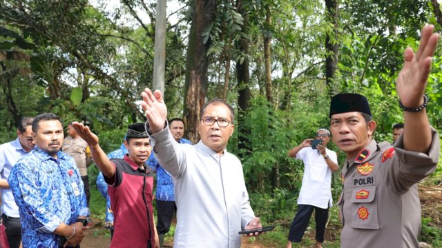 Wali Kota Makassar Moh Ramdhan Pomanto saat melakukan peninjauan lokasi TPU Pemkot Makassar, di Dusun Tammu-tammu, Desa Moncongloe Bulu, Kecamatan Moncongloe, Maros, Jumat, (17/02/2023)/Ist