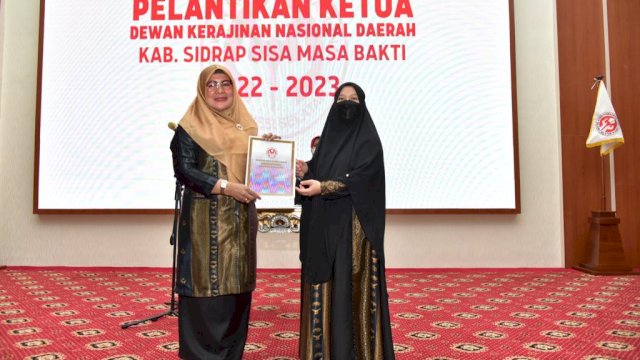 Ketua Dekranasda Provinsi Sulsel, Naoemi Octarina, melantik Suhara Dollah Mando sebagai Ketua Dekranasda Kabupaten Sidrap dengan sisa masa bakti tahun 2022-2023.