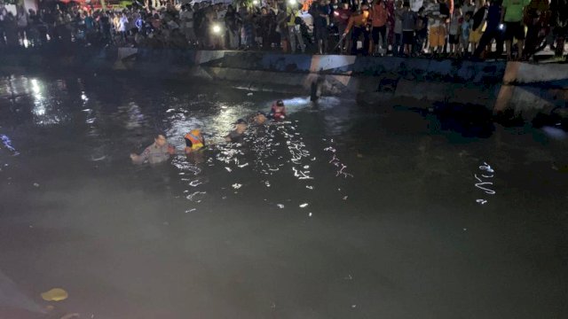 Proses pencarian bocah yang hilang di Kanal Rappocini Makassar/Ist