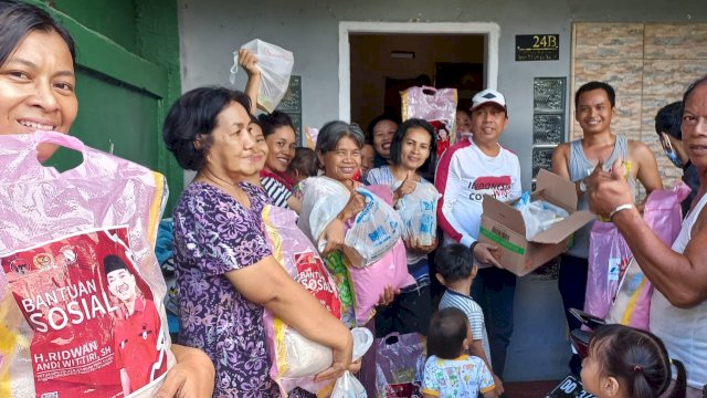 Anggota DPRD Kota Makassar Mesakh Raymond Rantepadang saat mendistribusikan bantuan logistik kepada korban banjir di Dapil IV Kota Makassar/Ist
