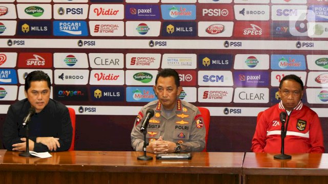 Ketua Umum PSSI Erick Thohir (kiri), Kapolri Jendral Listyo Sigit Prabowo (tengah) dan Menpora Zainudin Amali (kanan) di Media Center Stadion Utama Gelora Bung Karno Jakarta, Minggu (19/2/2023). Foto: dok liputan6