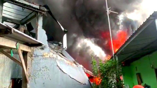 Kabakaran yang menghanguskan gudang plastik di Maros. 