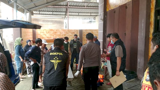 Polisi yang melakukan pemeriksaan terhadap jasad pengawai PDAM Maros di RS Bhayangkara Makassar (ist/Reza)