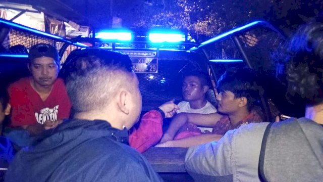 Polisi yang mengamankan beberapa pemuda di Jalan Abdul Kadir, Tamalate Makassar saat tawuran antar kelompok  (Portal Media/Reza)