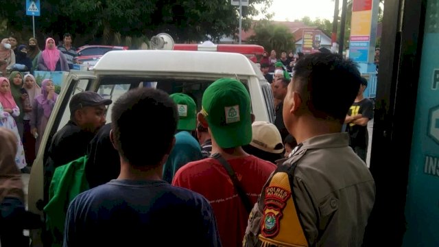 Mahasiswa KKN UIN Alauddin korban kecelakaan tunggal dibawa ke rumah sakit. Foto: Ist