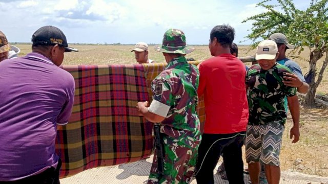 Warga dan petugas TNI-Polri melakukan evakuasi terhadap jasad salah pria yang tewas usai duel ala gladiator di Wajo. Foto: ist