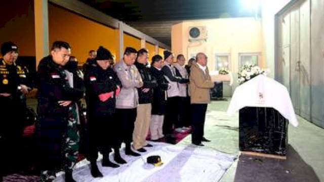 Menko PMK, Muhajir Effendi, memimpin salat jenazah bagi WNI korban gempa Turki yang beragama Islam, Irma Lestari asal Lombok. Foto: dok KBRI Ankara