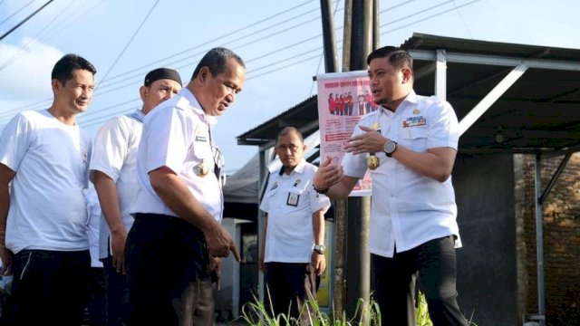 Bupati Gowa, Adnan Purichta Ichsan bersama Dinas PUPR Gowa meninjau lokasi pembuatan jalan baru. (Foto: Ist/Irham)