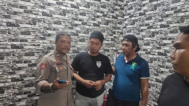 Pria bernama Haerul  (tengah) yang diamankan jajaran Polsek Tamalate dan personel Batalyon A Satbrimob Polda Sulsel (ist)
