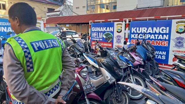 Ratusan kendaraan roda dua knalpot brong yang diamankan jajaran Satlantas Polrestabes Makassar. Foto: Portalmedia.id/Reza