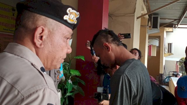 Salah satu pelaku yang diintrogasi polisi di hadapan awak media (Reza/portalmedia)