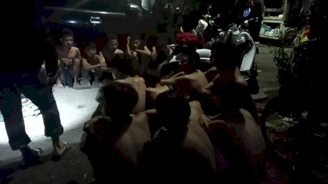 uluhan pemuda yang diamankan personel Unit VI Satintelkam Polrestabes Makassar saat melakukan patroli (Portal Media/Reza)