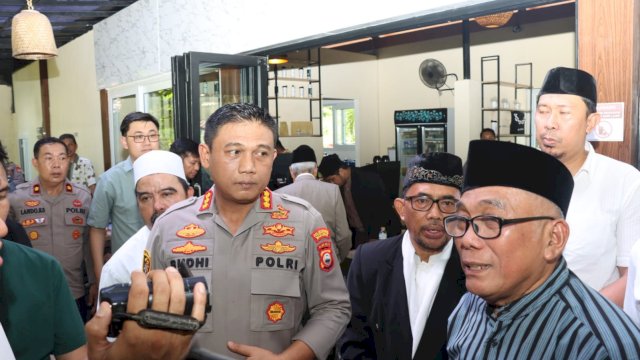 Kapolrestabes Makassar, Kombes Pol Budhi Haryanto didampingi Sekretaris Umum Masjid Al Markaz Makassar, Najamuddin Majid (Portal Media/Reza)
