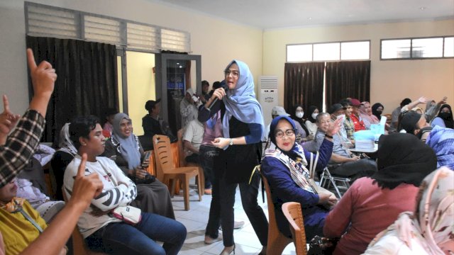 Anggota DPRD Sulsel, Andi Rachmatika Dewi (Cicu) saat menyerap aspirasi warga Makassar di kegiatan reses/Ist