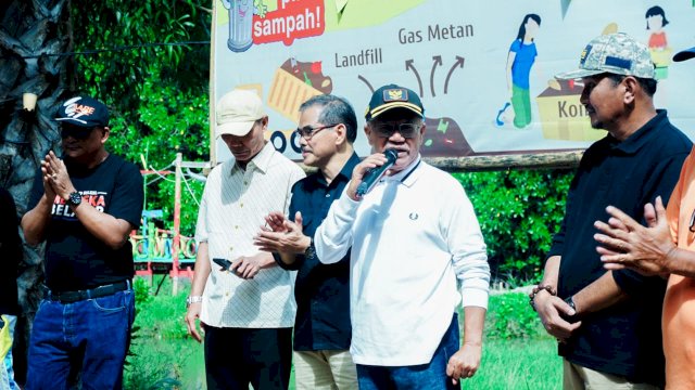 Bupati Kabupaten Jeneponto, Sulawesi Selatan, Iksan Iskandar bersama pejabatnya mempringati Hari Peduli Sampah Nasional, Sabtu (25/2/2023). (IST)