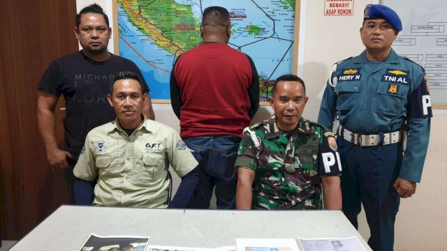 TNI Angkatan Laut (AL) mengamankan seorang kapten marinir gadungan.